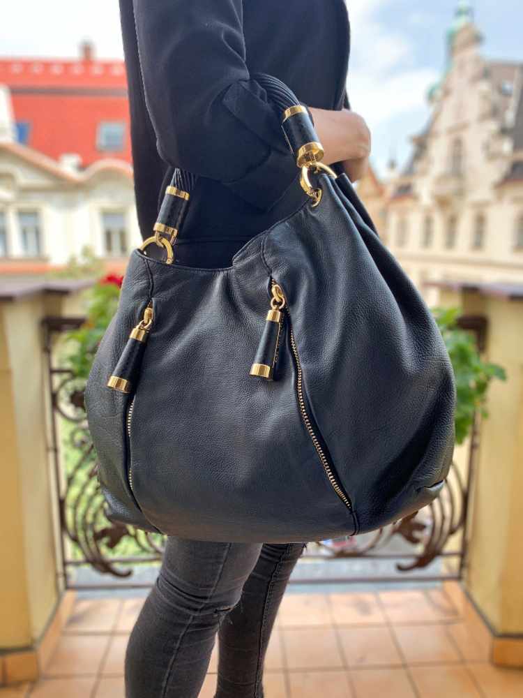 Michael Kors Tonne Leather Hobo Bag Black www.luxurybags.cz