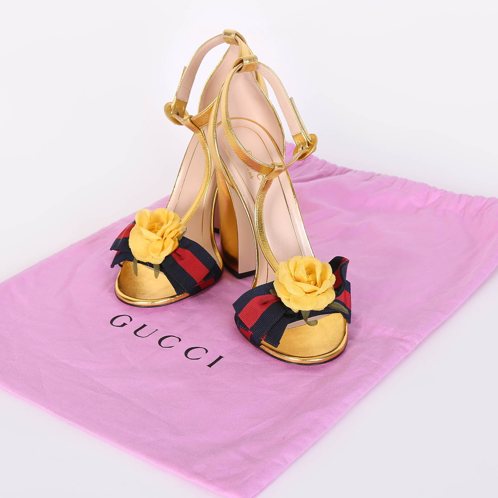 Gucci - Flower Detail Leather T-Strap Sandals Gold 36 | www.luxurybags.cz