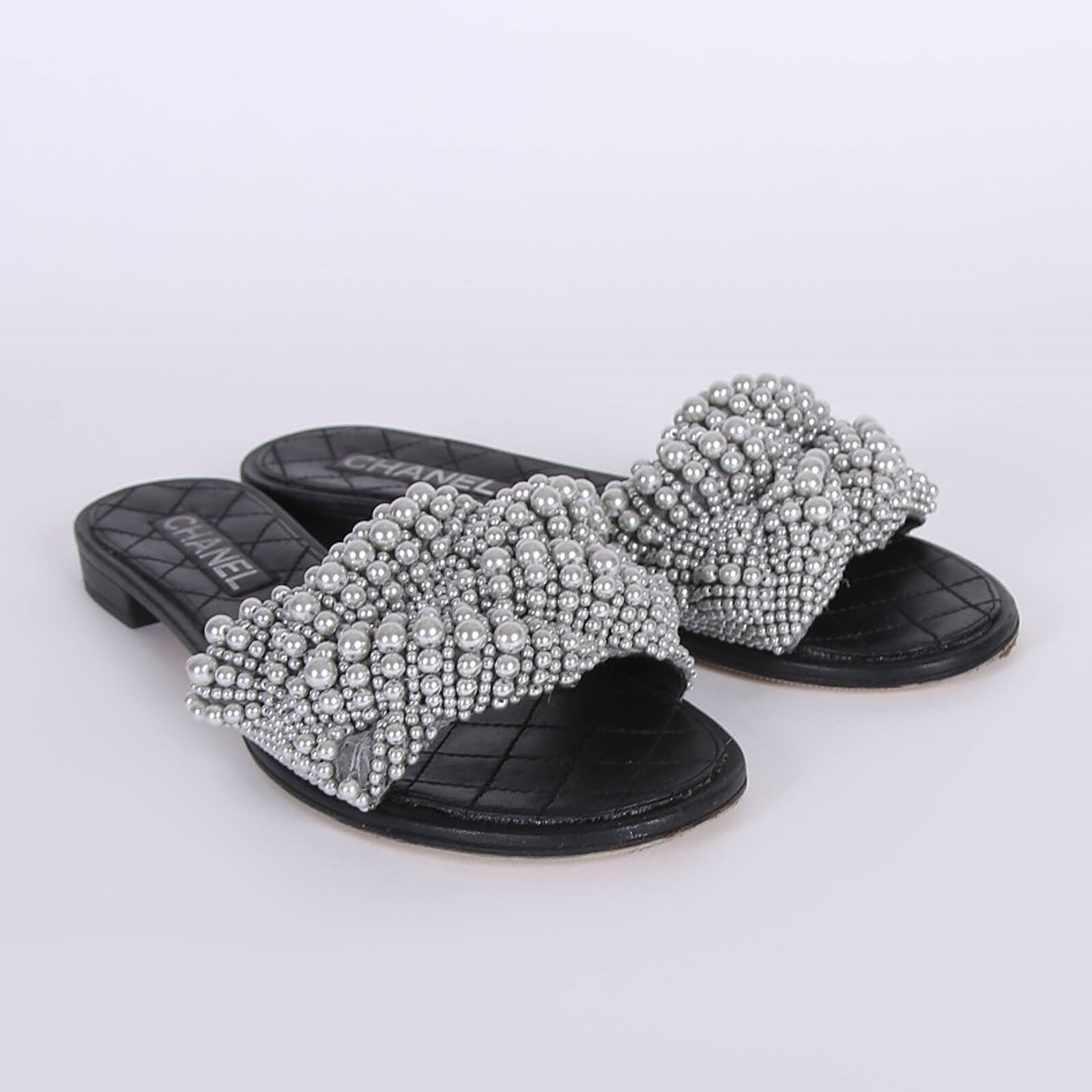 Chanel pearl hot sale fantasy slides